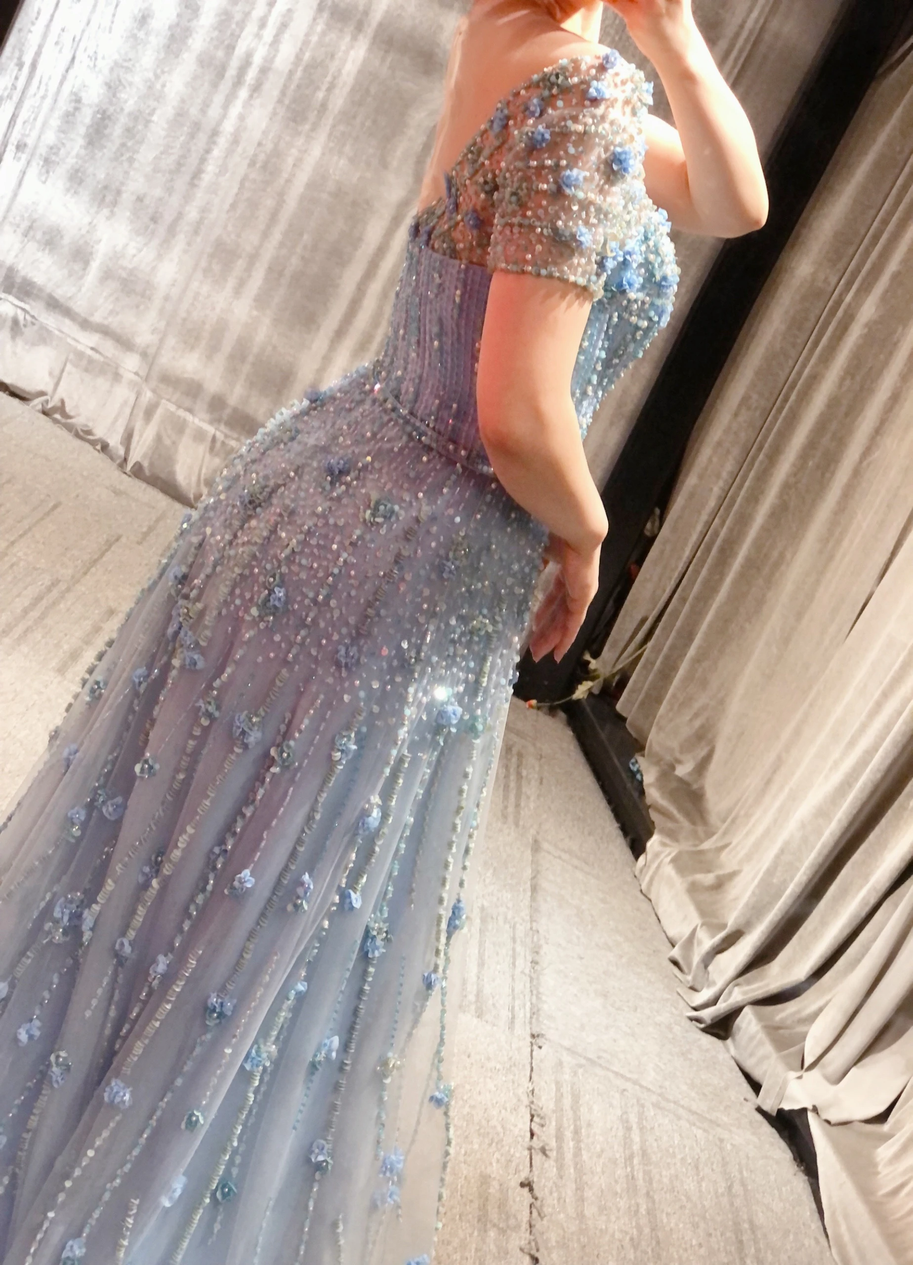 Рисунок 3 - Реальные фотографии Elie Saab голубого