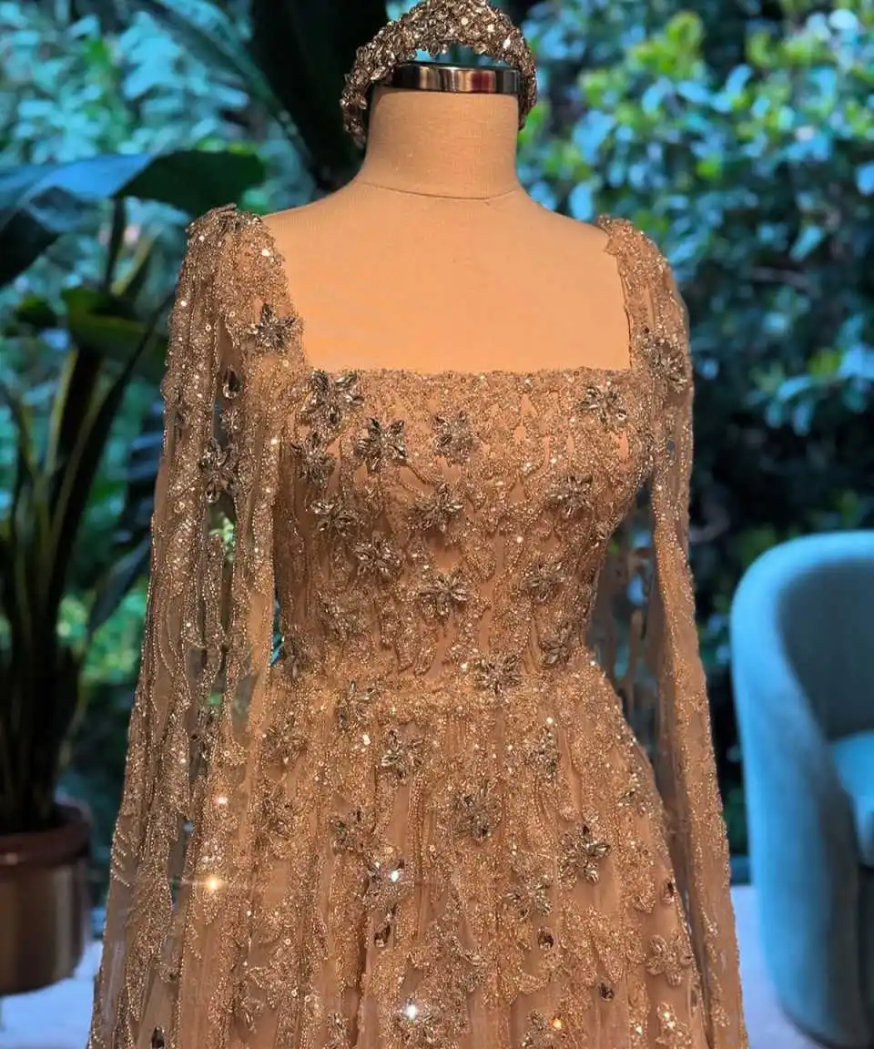 فساتين زفاف أنيقة بكريستال على شكل حرف A مع رقبة م...