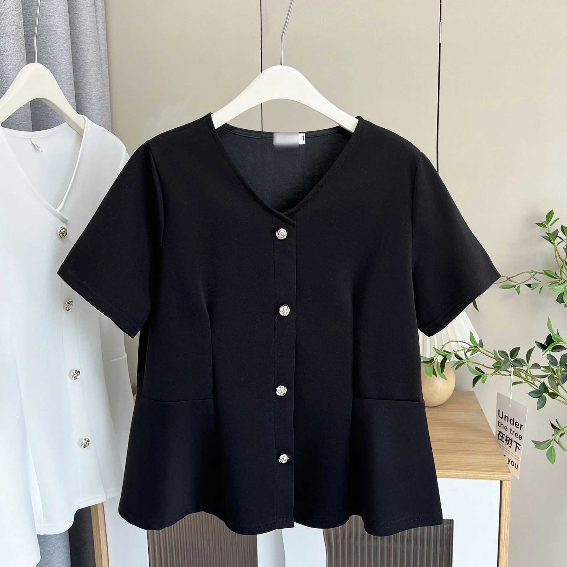 Summer New Plus Size Shirt Women's Wear 100KG Stylish V-neck short-sleeved Top Casual And Fashionable Blouses 8031