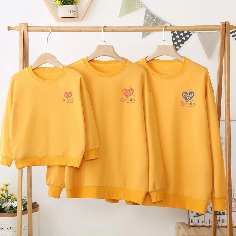 thumbnail image 1 of Camisetas navideñas de invierno para madre e hija, sudaderas para madre, padre e hijo, conjuntos familiares casuales a juego, camisetas con estampado de corazones, jerséis para pareja, 1 of 5