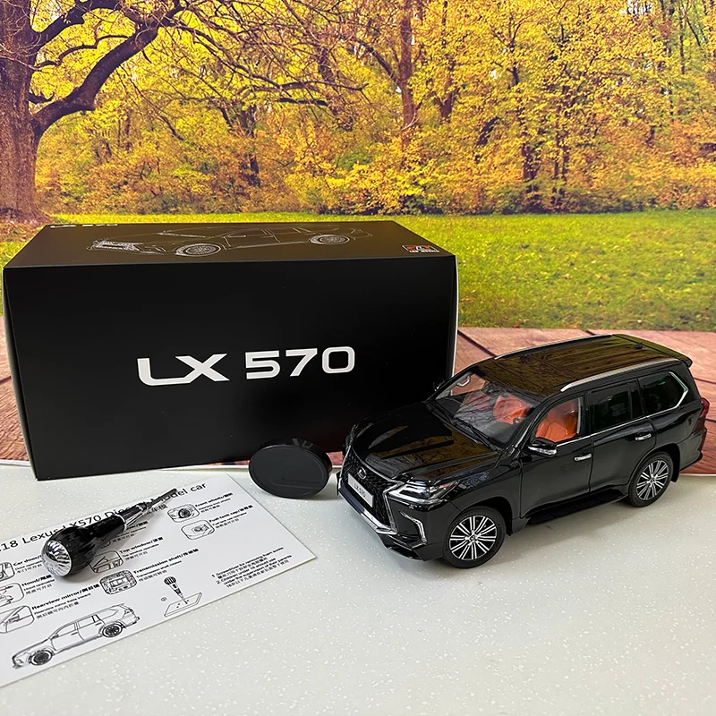 LCD 다이캐스트 모델 1:18 렉서스 LX570 SUV 합금 자동차 모델 컬렉션 휴일 선물 친구들에게 보내기로 한 친구들이 정적 장식품을 수집하러 갑니다.