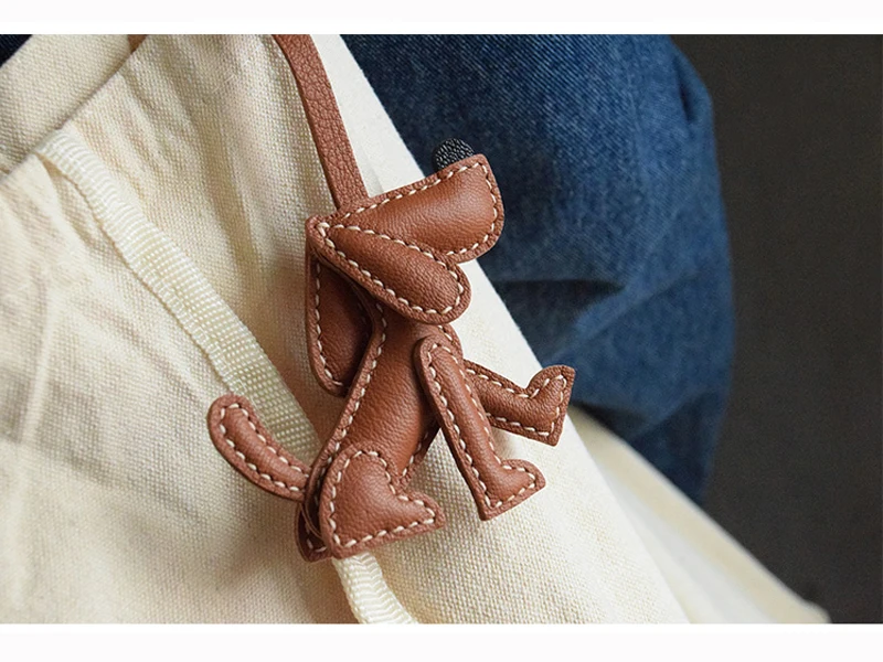 Schlüsselanhänger mit Hundetaschenanhänger aus echtem Leder und Geschenkbox – Detail 2