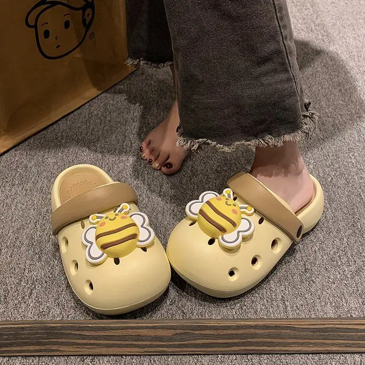 Thick-soled hole shoes women's summer 2024 new outer wear seaside beach cute cartoon little bee bag head sandals