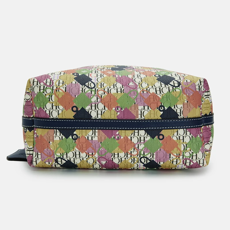 حقيبة الكتف المصممة بحروف كلاسيكية من العلامة التج...