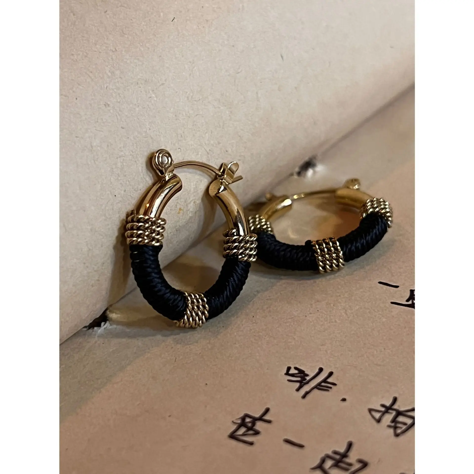 

Geometric black winding French retro spring new hoop earrings