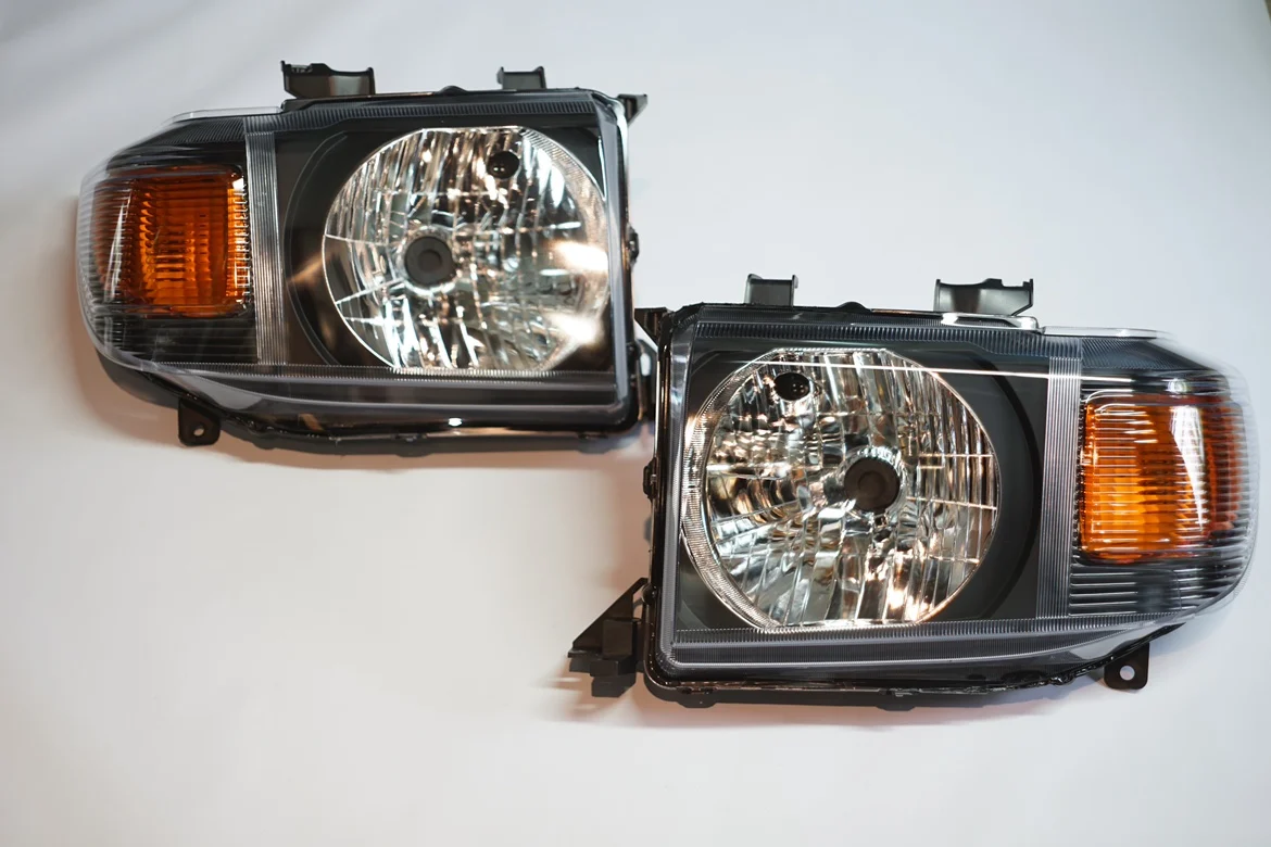 مصابيح أمامية لتويوتا لاند كروزر LC76