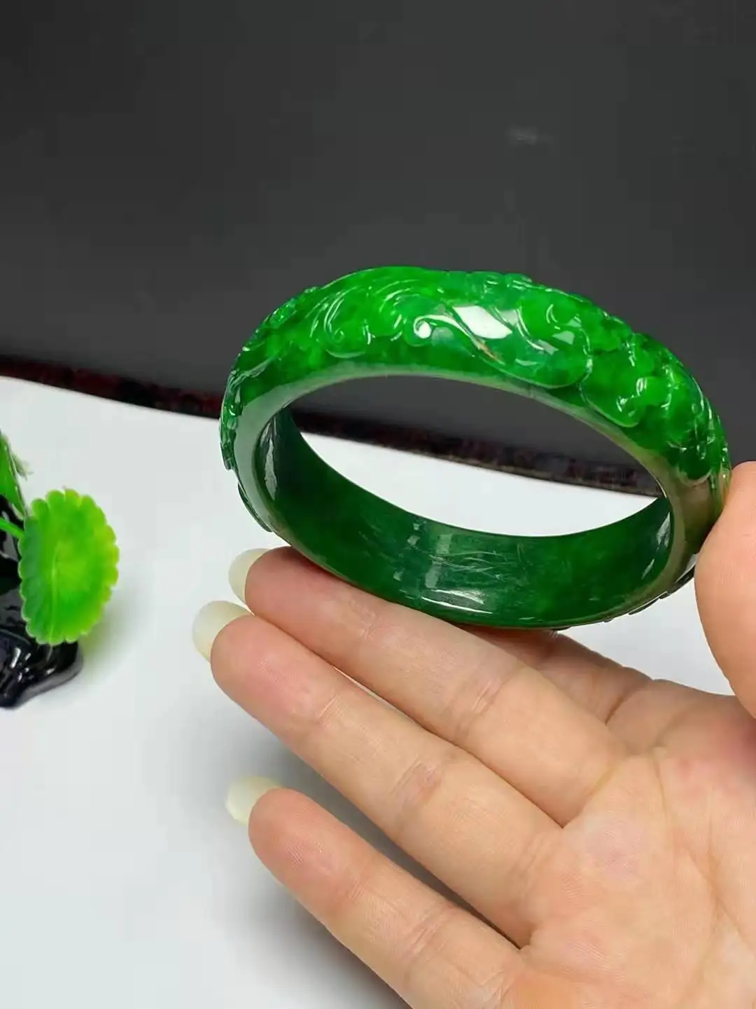 real-jade-natural-high-quality-handmad-emerald-handcarved-chinese-classical-pattern-bangle