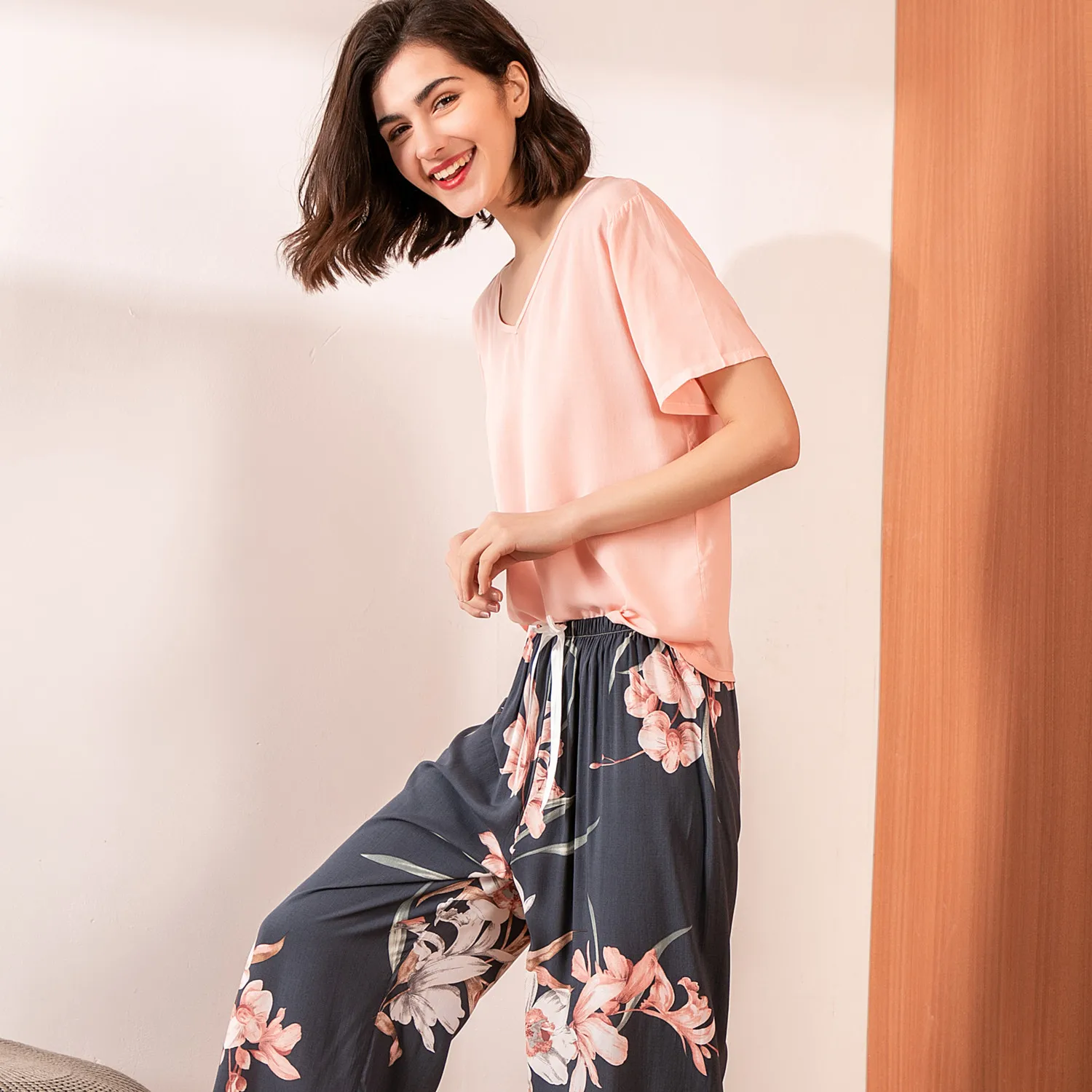 Women Summer V-neck Big Leaf Printed Pajamas Suit Cotton Silk Simple Style Loose Soft Homewear,women pajamas set,women pajama suit,cotton pajamas set