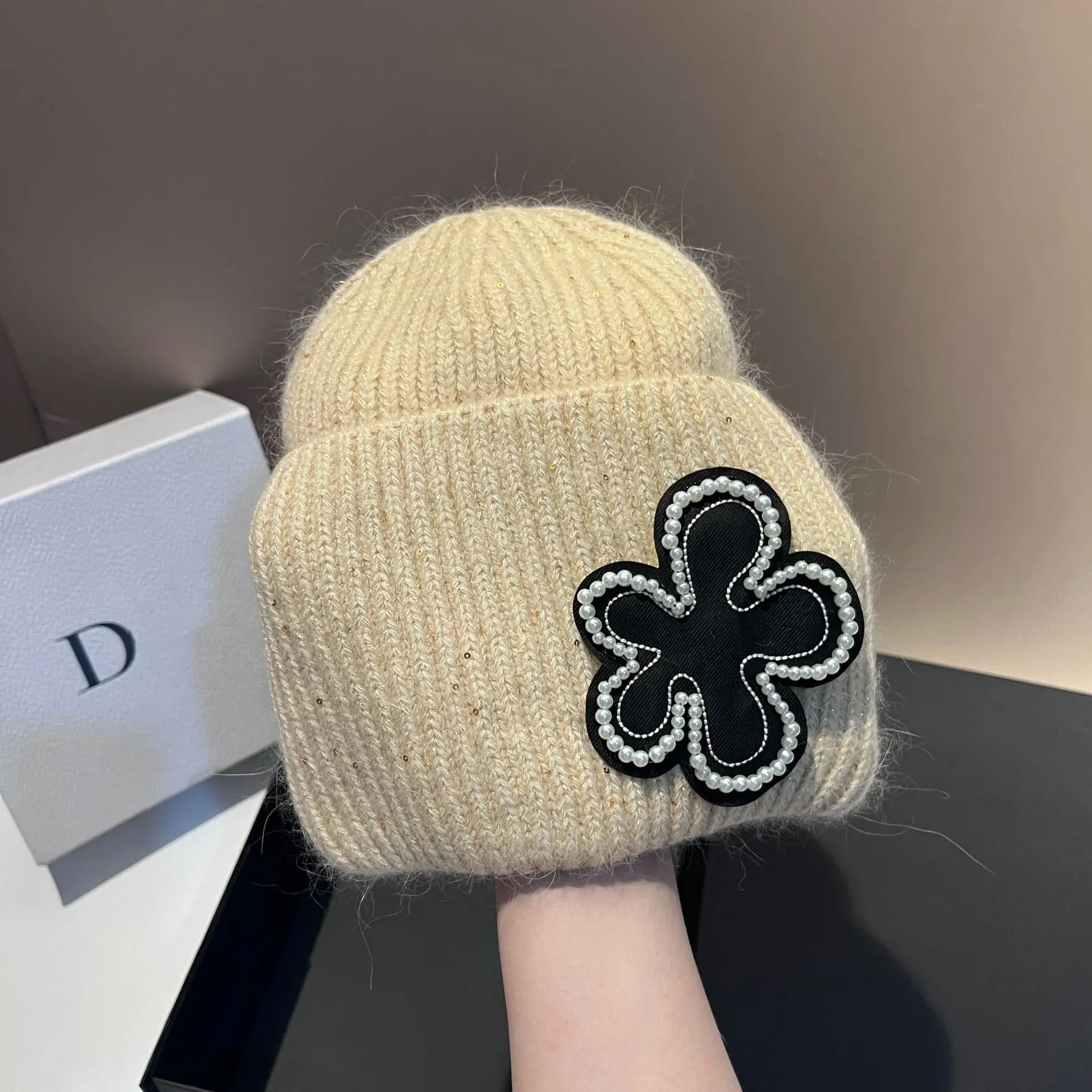 Chapeau de bonnet de fleur de perle à la mode hiver nouveau chapeau en tricot de fourrure de lapin à paillettes gluantes douces en plein air polyvalent léger chapeau de luxe femmes_voghion.com