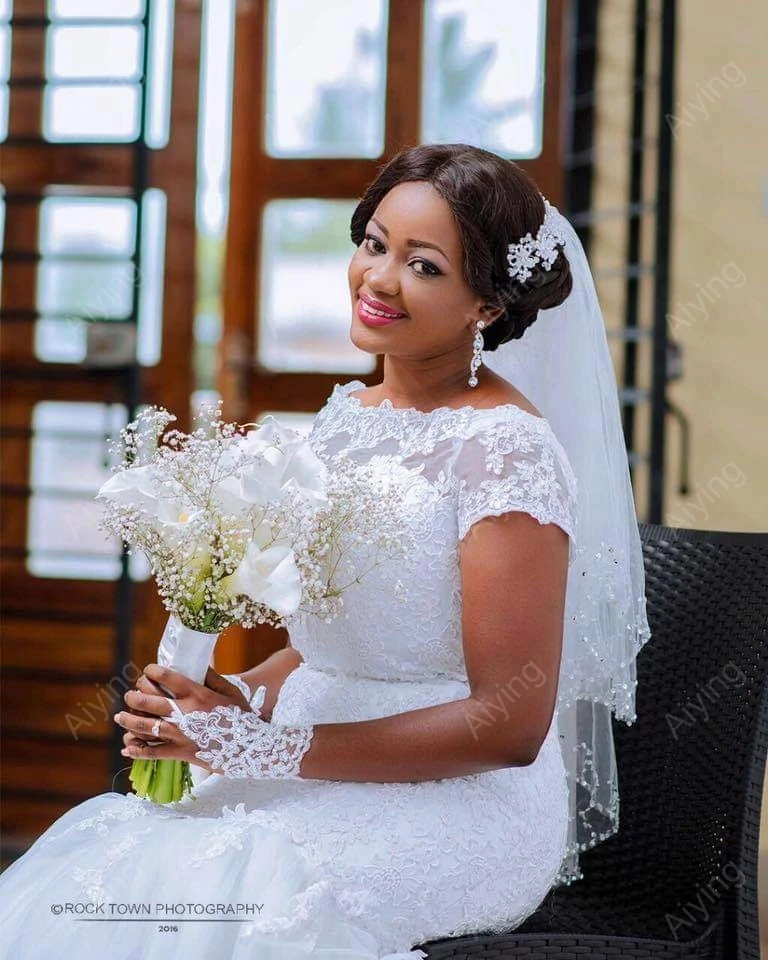 

Свадебное платье с открытыми плечами, кружевной аппликацией и юбкой-годе