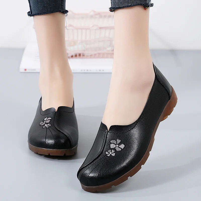 

Plus Size 2023 Spring Sneakers Women Loafers Leather Lightweight Slip on Flat Shoes Woman Soft Casual Walking shoes Mom's shoes