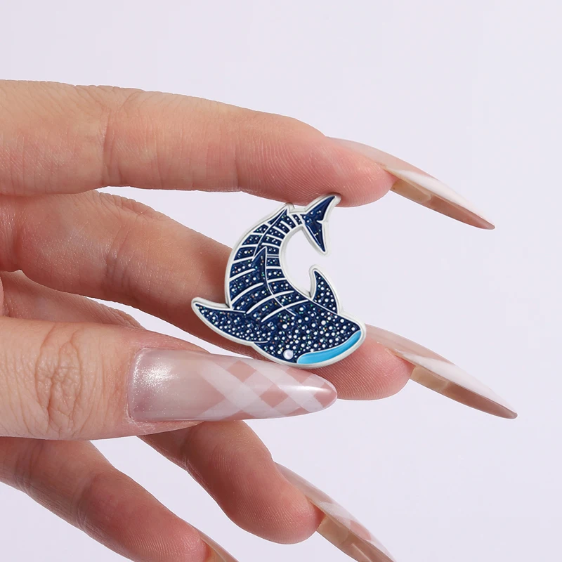 Glitzernde Unterwasser-Meerestiere als Emaille-Pins: Delfine, Mantarochen, Seepferdchen, Haie, Wale als Broschen und Schmuckabzeichen – Detail 11