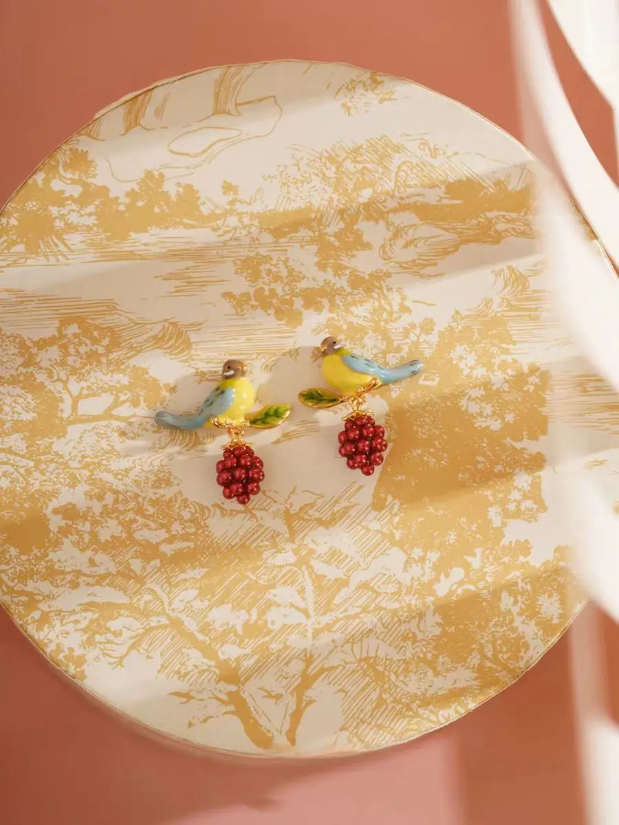 2024 New French Earrings Women's Raspberry Tit Enamel Jewelry Niche Design Unique Light Luxury Retro Stud Earrings