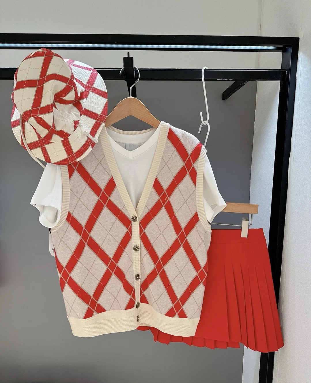 새로운 봄 가을 여성용 V넥 골프 니트 조끼 민소매 가디건 커플 자카드 캐주얼 버튼 올드스쿨 패션