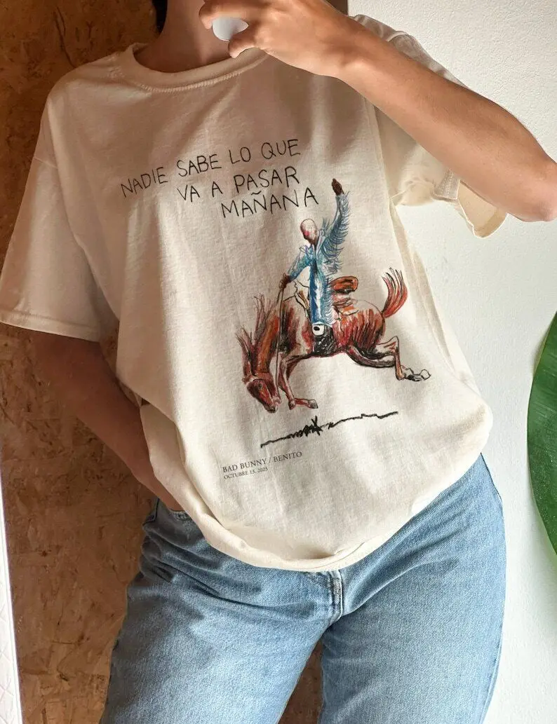 Nadie Sabe Lo Que Va A Pasar Manana T Shirt Bad Bunny Cowboy Maniche Lunghe O Corte