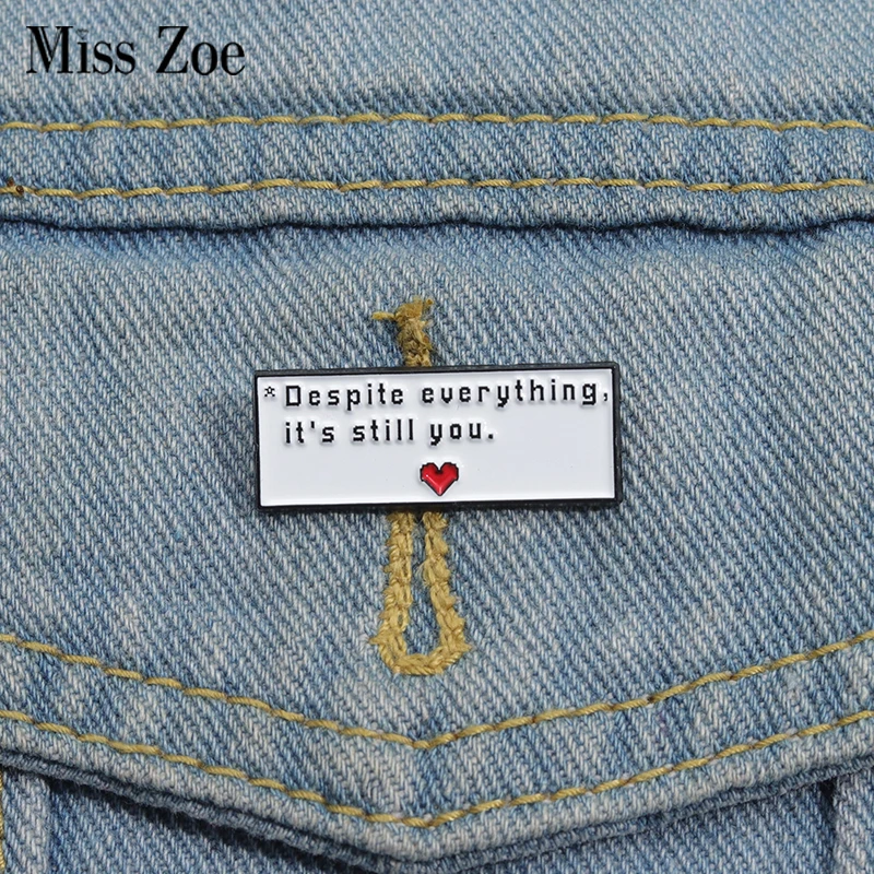 Trotz allem ist es immer noch Sie Emaille Pins benutzer definierte kreative Text Express Liebe Broschen Revers Abzeichen Schmuck Geschenk für Freund