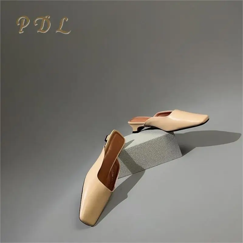 thumbnail image 1 of Zapatos sencillos de diseñador para mujer, zapatillas de verano, sandalias de tacón bajo de cuero suave, sandalias de punta cuadrada, material de piel de oveja, 1 of 4