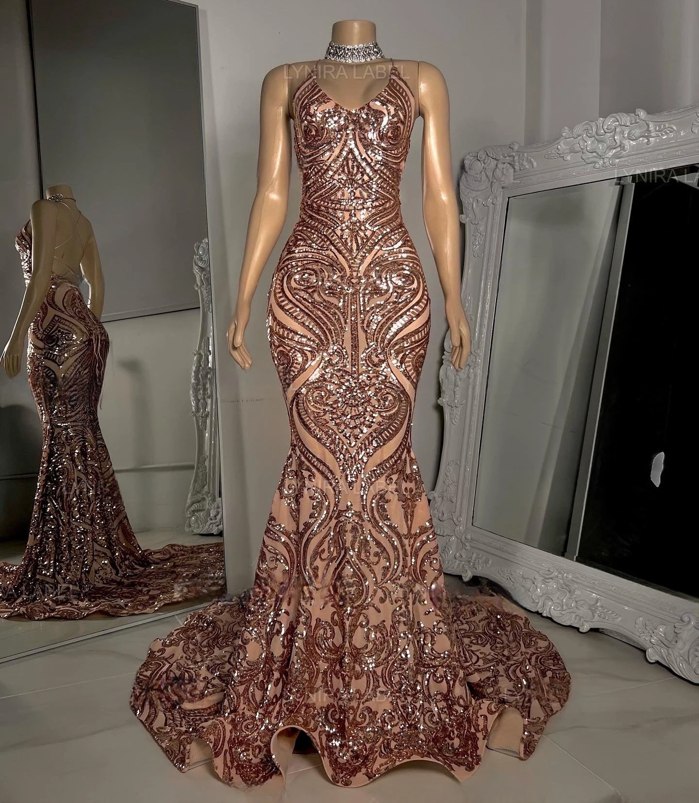 

Champagne V-neck Long Black Girls Prom Dresses Mermaid Style Lace Sequins Sparkle Backless Prom Gowns Party