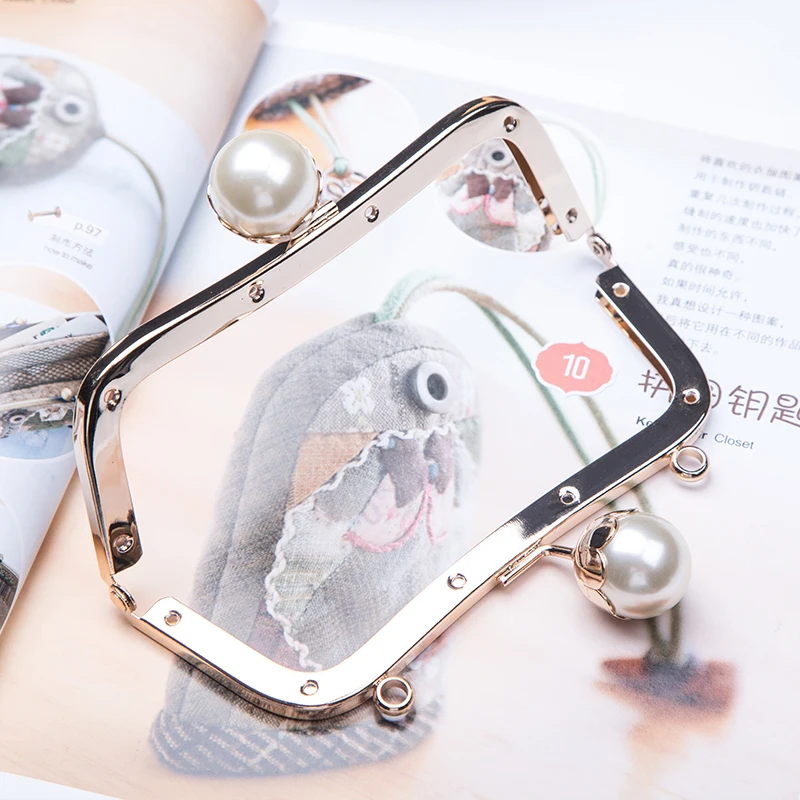Beading Shell Lock Bag Hollow Out Flowers Bags Vintage Fashion Chain Women Shoulder Crossbody Bags Palace Tote Women's Handbags