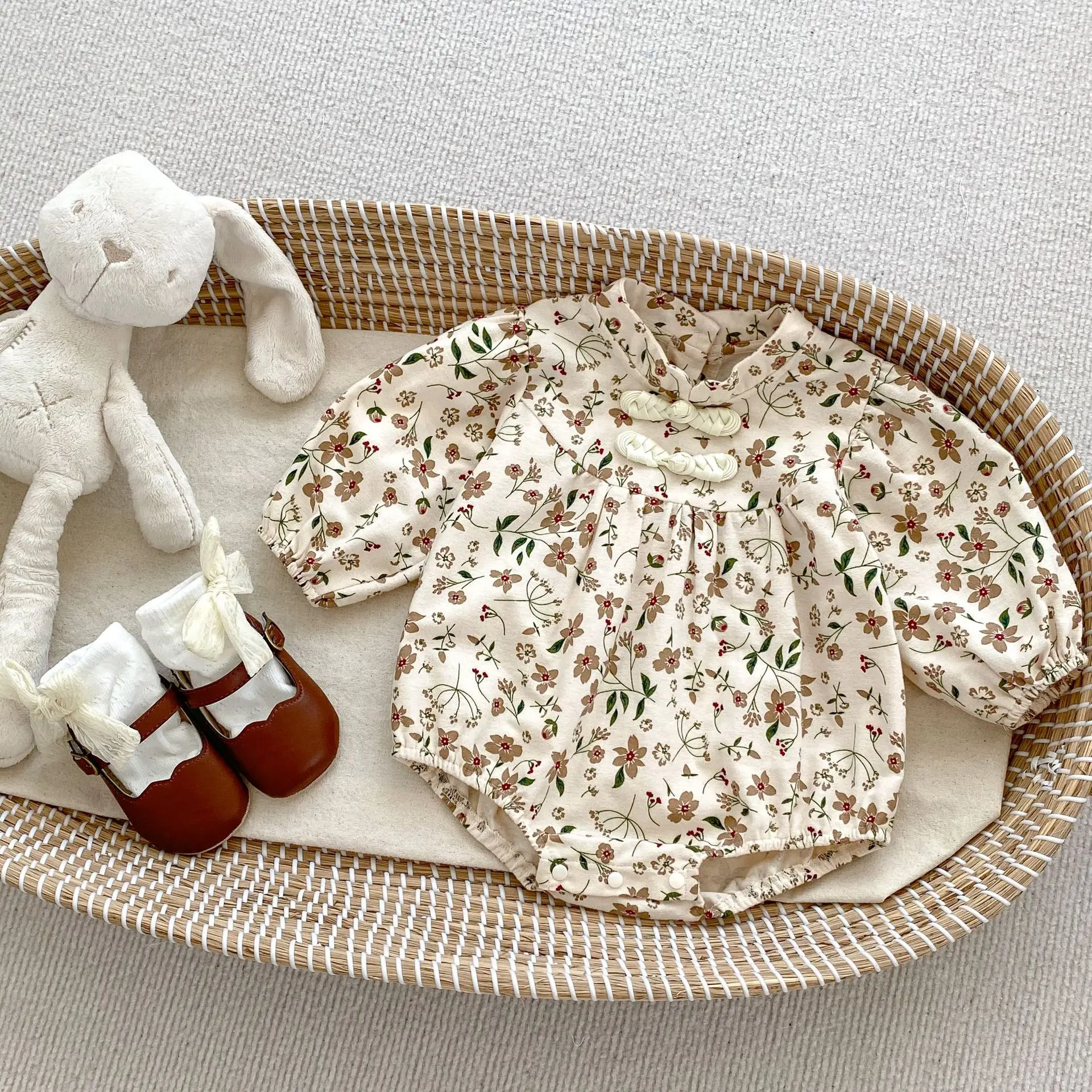 

2023 Autumn New Baby Floral Bodysuit Cheongsam Collar Girls' One Piece Infant Long Sleeve Jumpsuit Cotton Toddler Girl Clothes