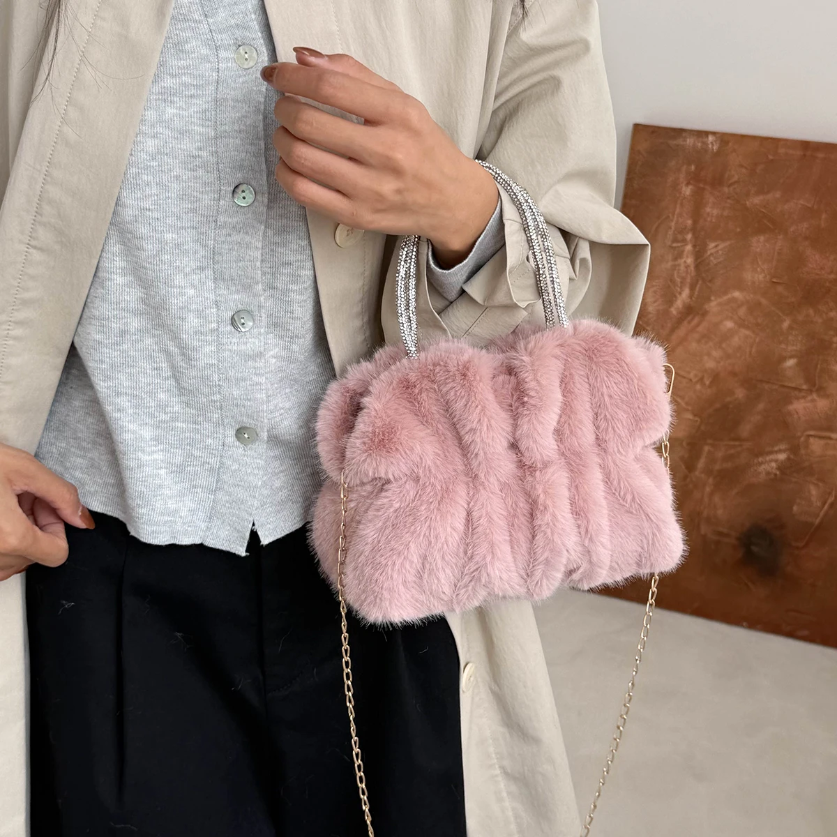 Hand-Held Plush Small Bag for Women 2025 New Trendy Fashion Fluffy Cloud Bag with a High-End Feel, Chain Shoulder Crossbody Bag for Autumn and Winter Commuting
