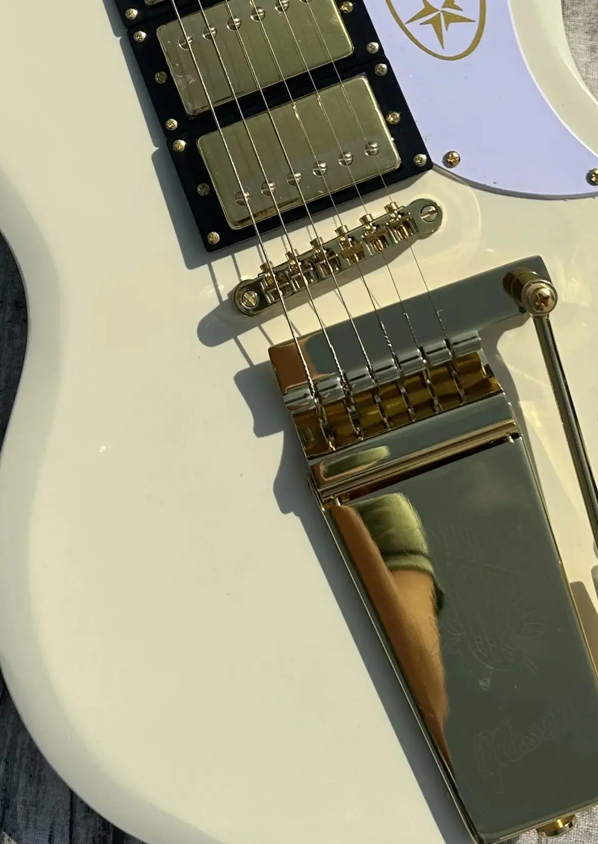

Customized electric guitar, SG electric guitar, cream white, gold vibrato, in stock, lightning package