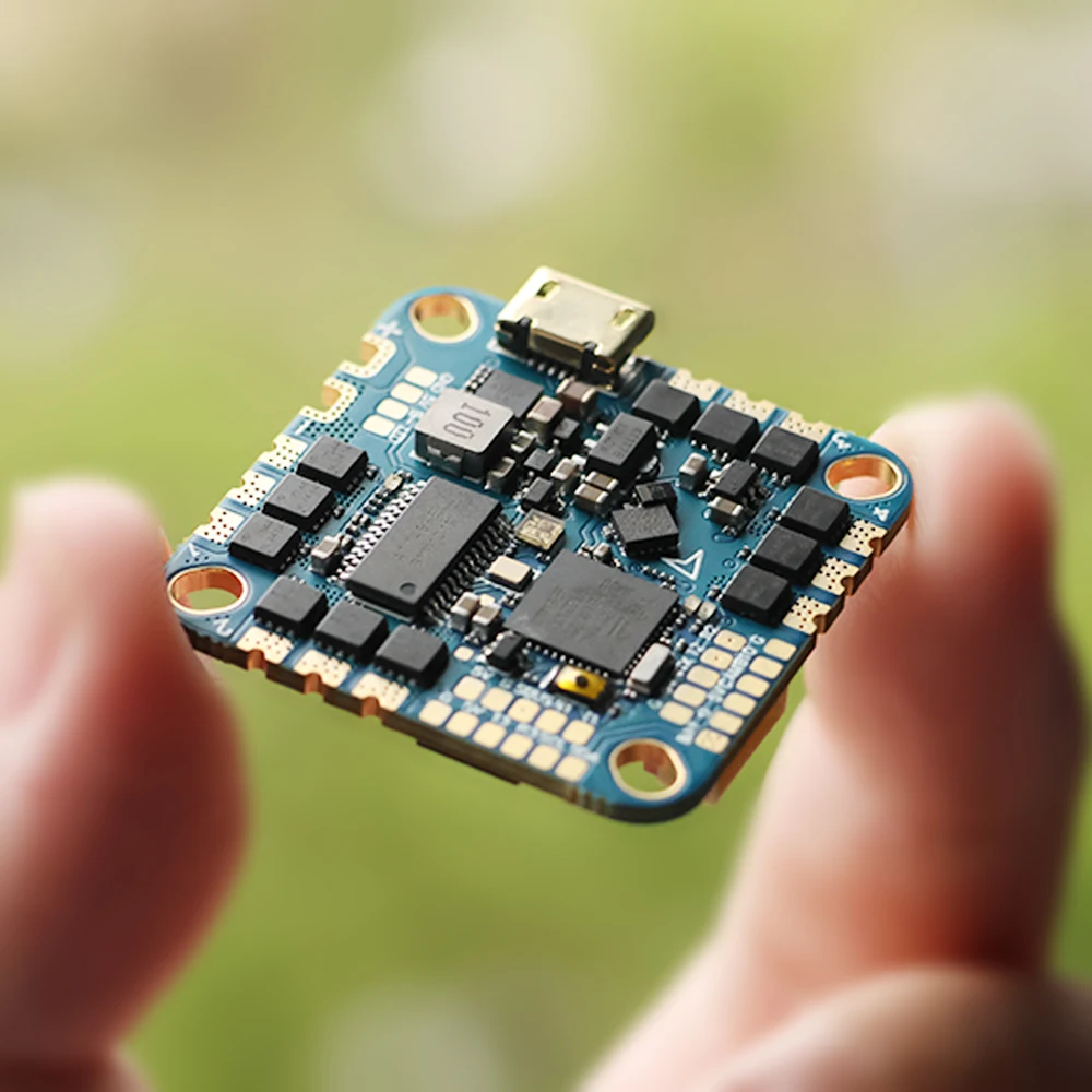 HAKRC F411 AIO 20A/40A ESC installé sur un drone toothpick FPV, avec hélices et batterie 2-6S.