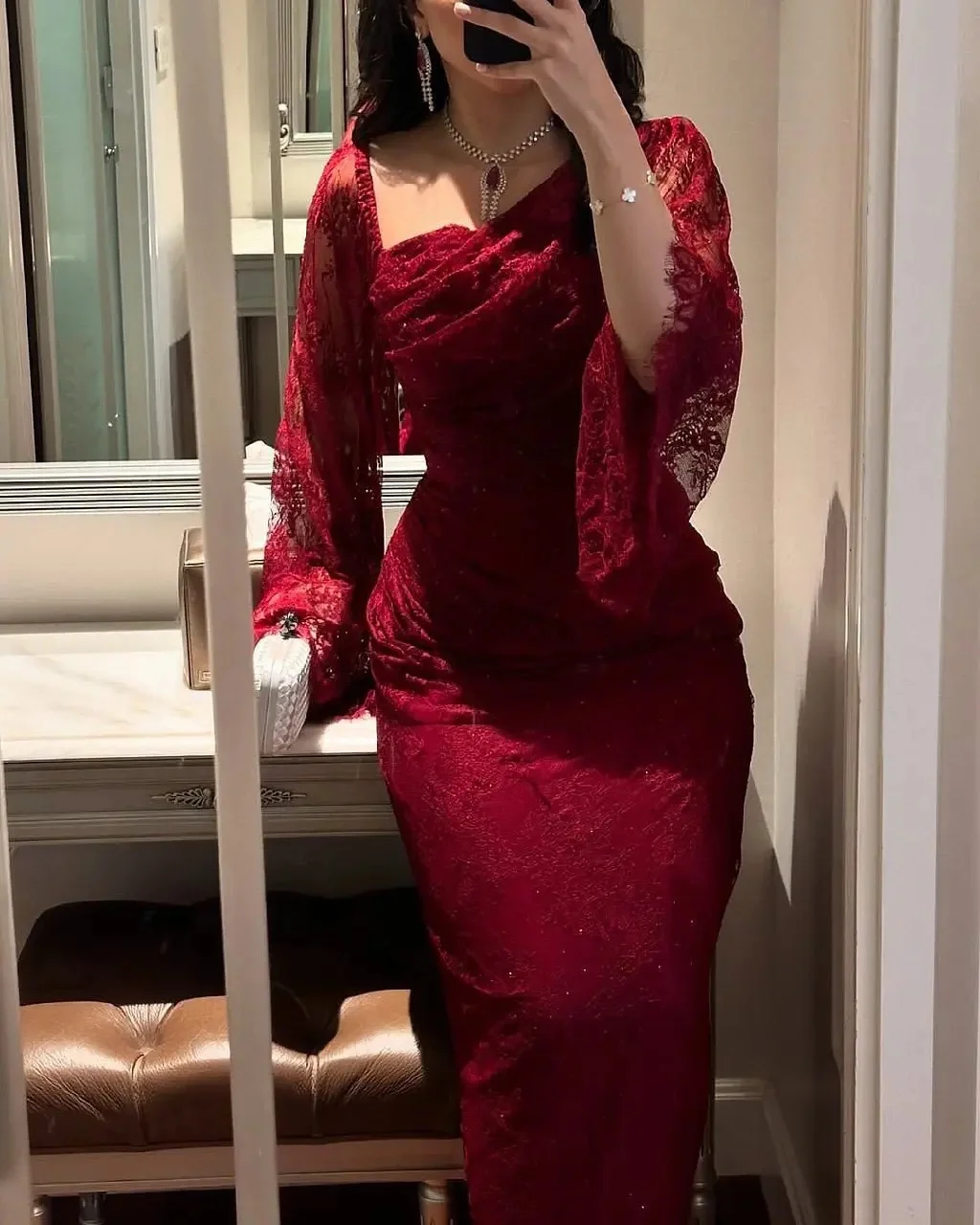 فستان سهرة أنيق من الدانتيل مع ترتر ملفوف حول الجس...