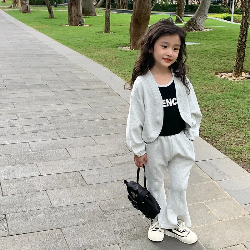 

Комплект детской одежды для девочек, вязаный комплект с длинным рукавом, новинка весны 2024, модный кардиган, жилет и брюки, комплект из трех предметов