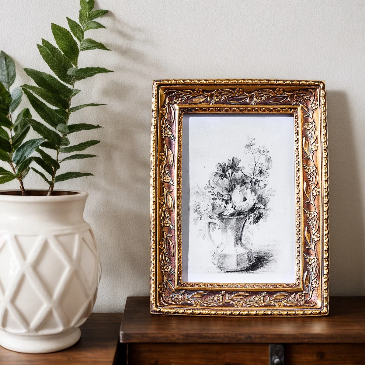 1PC, golden retro pattern photo display frame, resin material three-dimensional pattern decorative frame