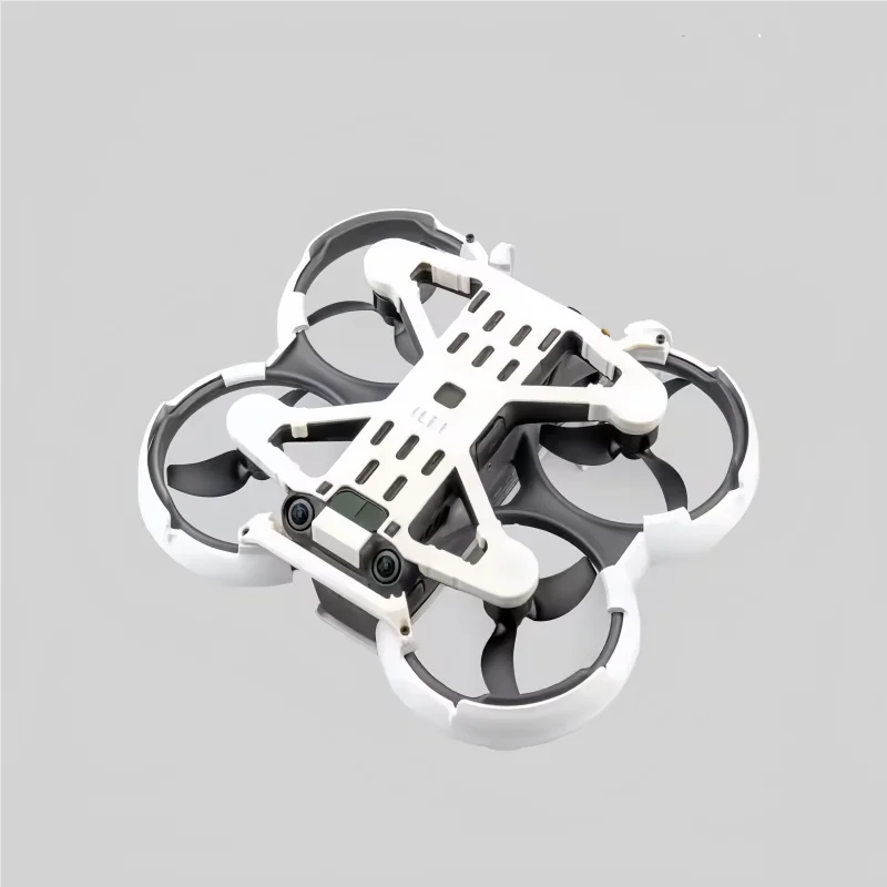 Drone DJI Mini 3 Pro équipé de l'anneau anti-choc orange, posé sur une surface plane.