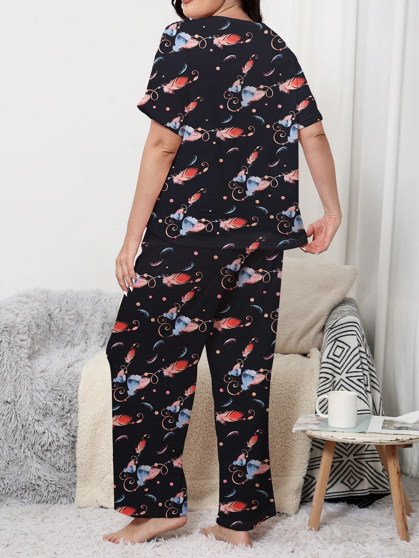 Plus size pajama set, short sleeved and long pants, comfortable and slightly loose. Home wear can be worn externally in sizes