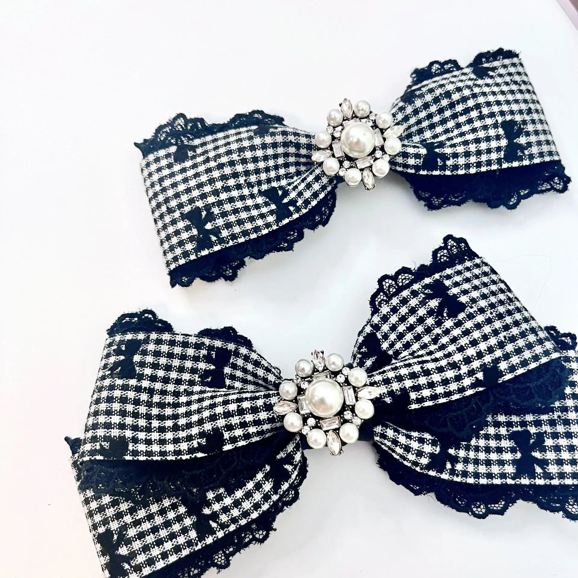 

Женское кружевное платье с искусственным жемчугом