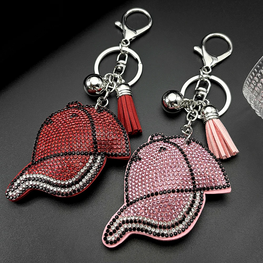 Rote Baseball-Flatcap-Taschenanhänger für Damen und Herren, voll glitzernder Kristall-Quasten-Taschenanhänger, Schlüsselanhänger, Sport-Schmuck für Frauen
