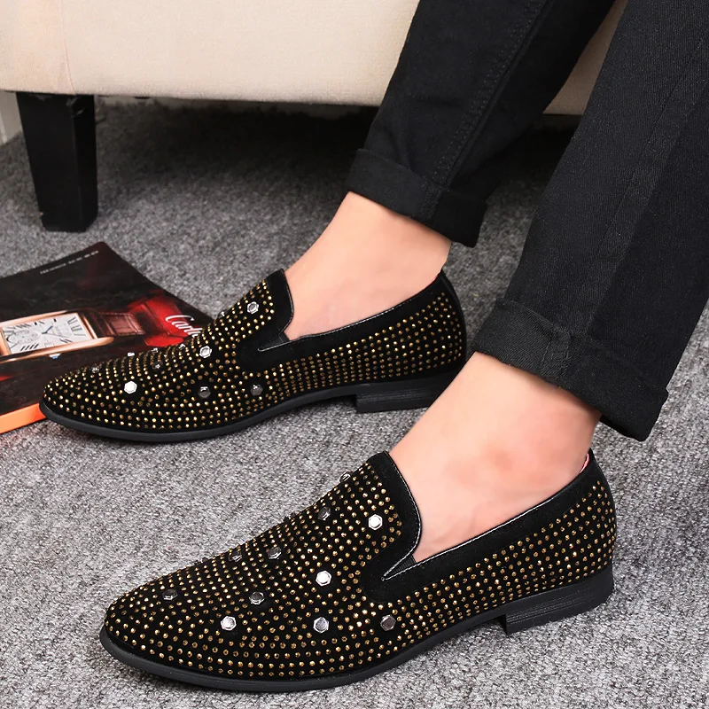 QUAOAR Man Spikes Flat Shoes Rhinestone Designer Men Loafer Dress Shoes Men Casual Diamond Pointed Toe Hombre