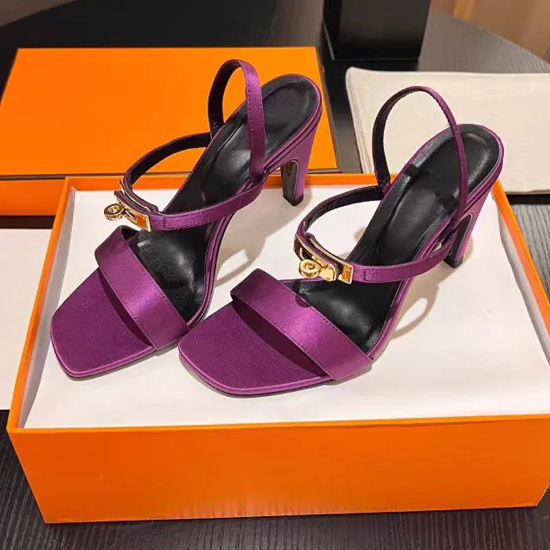 

Новинка, Летняя женская обувь на тонком высоком каблуке, с квадратной головкой и металлической пряжкой