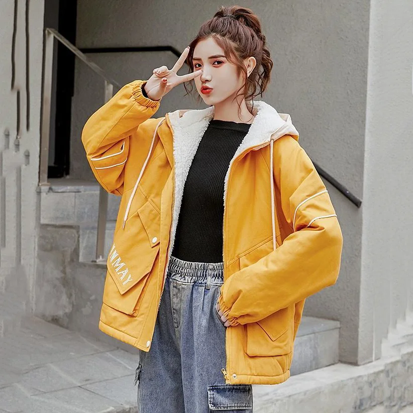 

Женская короткая куртка с капюшоном и большими карманами, свободного покроя