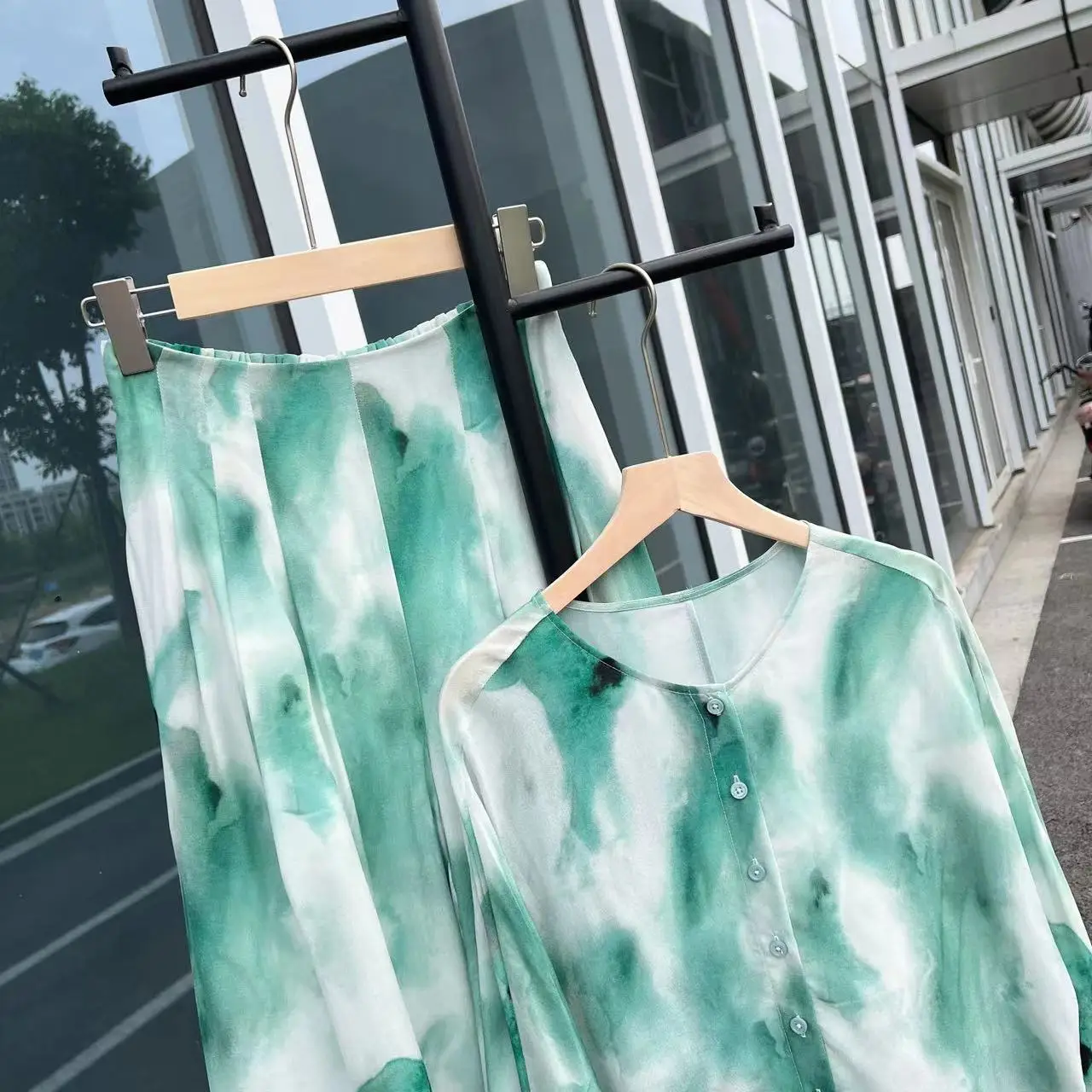 Рисунок 6 - Женская рубашка с акварельным принтом