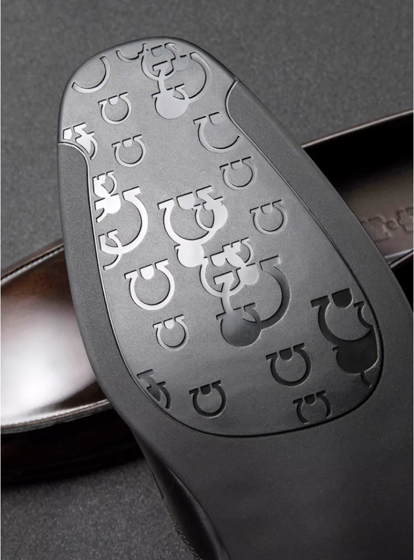 Leichte und bequeme Sommer-Neue atmungsaktive Loafer aus Leder mit weichen Sohlen in Großbritannien, handbemalt, ein Fuß, der einzelne Schuhe trägt – Detail 15
