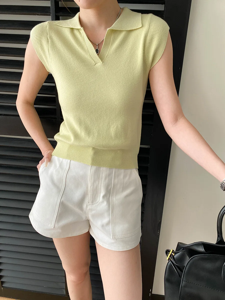 Frühlings- und Sommer-Damen-T-Shirt mit einfarbigem Revers und Taillenbund, ärmellos, figurbetont, aus Strickstoff.