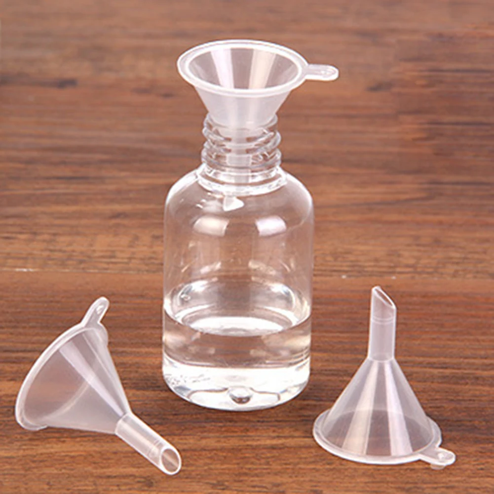 LOT DE 2 TRÈS PETITS ENTONNOIRS DE PRÉCISION parfum chimie miniature voir photo. 