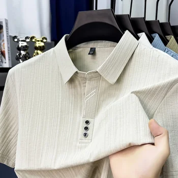 Polo da uomo con risvolto, a righe verticali sottili, a maniche corte, con abbottonatura a tre bottoni, in tessuto morbido e traspirante, ideale per l'uso quotidiano e per il business.