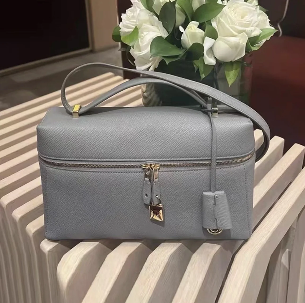 Рисунок 3 - Женская сумка с широкими ручками