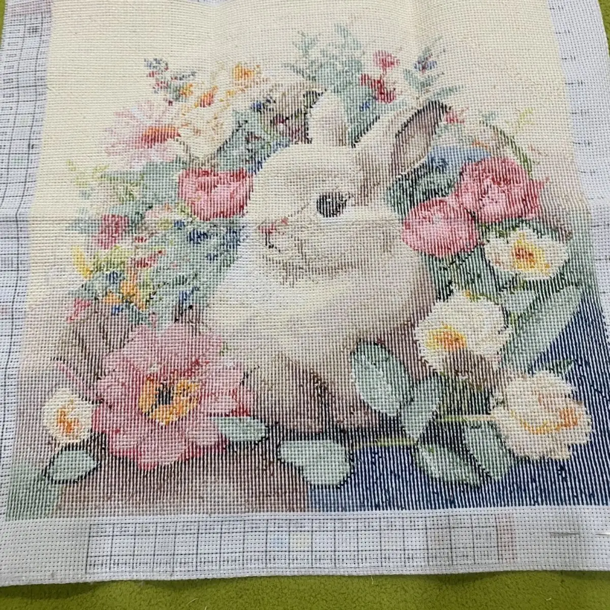 Handmade cross stitch finished productembroidered with cute rabbits, forming a 45 * 45cm flower cluster featuring flower rabbits