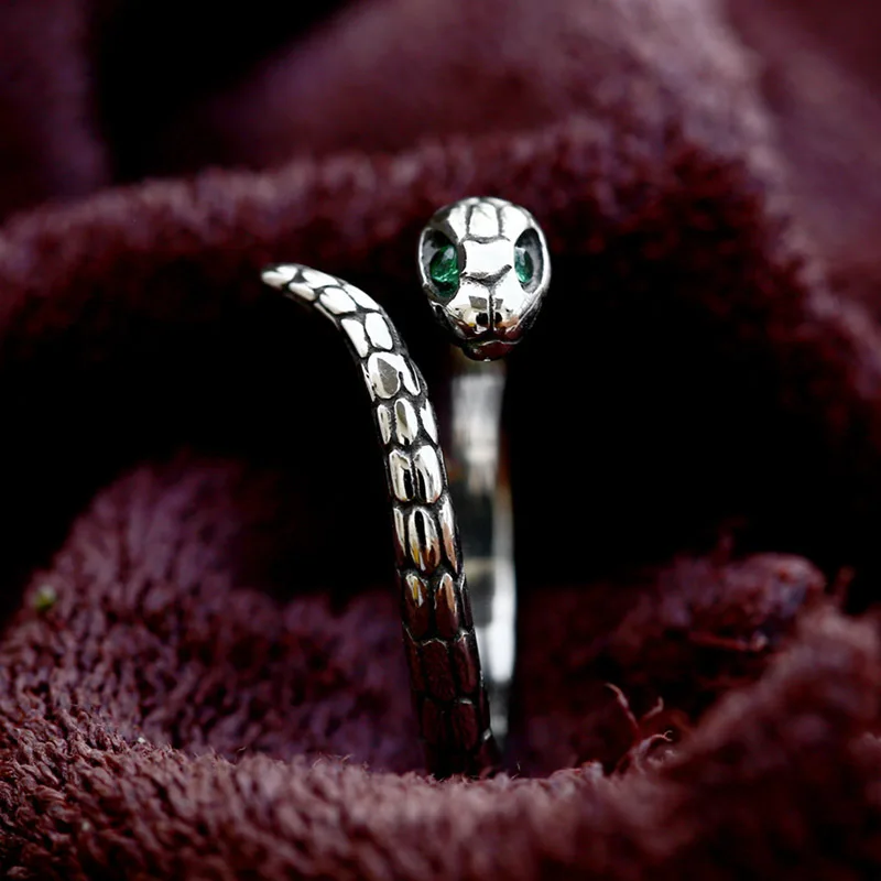 Luxurious Green Zircon Women's Wedding Ring in Sterling Silver