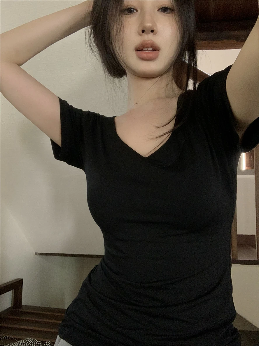 Gyaru 기본 모델 솔리드 V-neck 짧은 소매 티셔츠 여성 여름 2024 새로운 디자인 감각 슬림 핏 슬리밍 숄더탑
