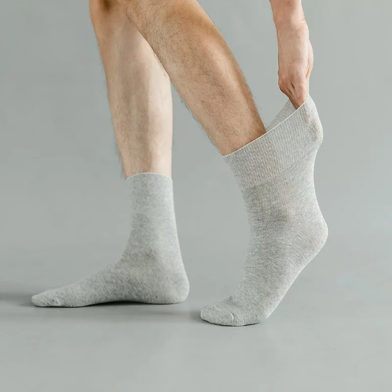 5 أزواج من الجوارب غير الملزمة لمرضى السكري للنساء الحوامل وكبار السن جوارب طويلة مريحة تسمح بمرور الهواء باللون الأسود والأبيض للنساء