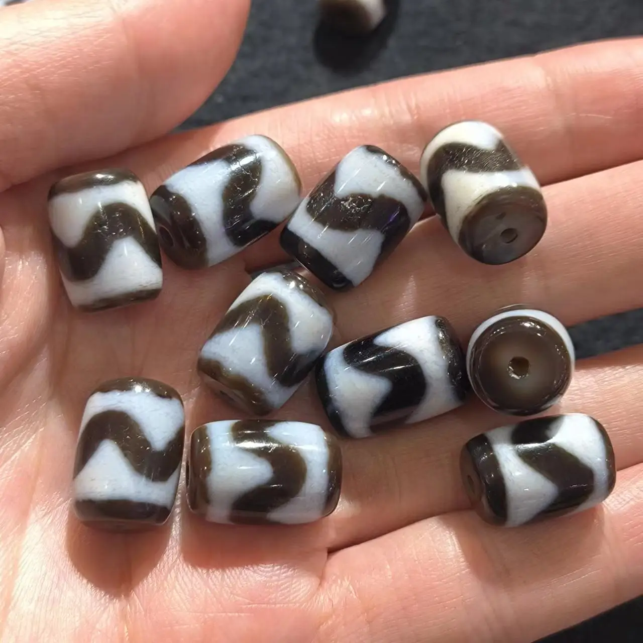 

1pcs/lot natural multi-pattern old agate dzi wholesale Black and white Barrel beads Weathering lines handiwork Rare breeds taki