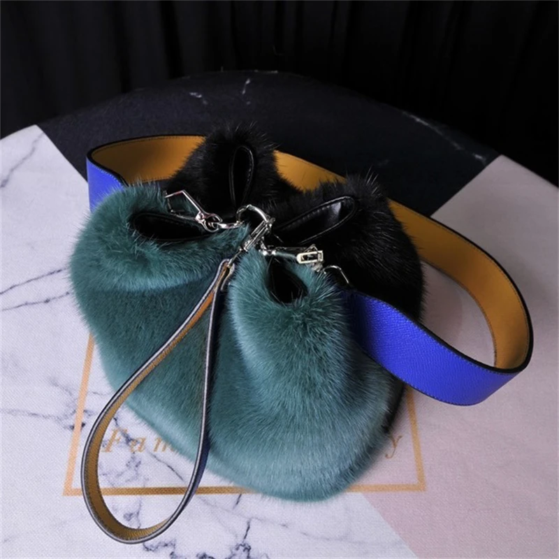 Women's Light Luxury Fur Handbag Natural Mink Fur Single Shoulder Bucket Bag Magnetic Buckle Closes Large Capacity Shoulder Bag