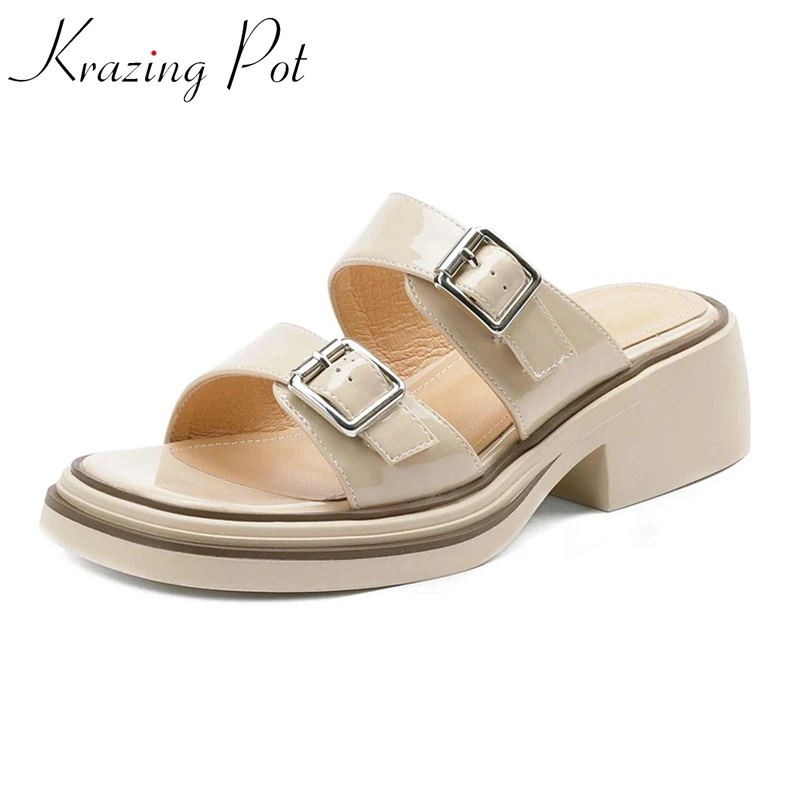 

Krazing Pot Plus Size Patent Leather Peep Toe Med Heel Mules Buckle Decoration Young Lady Daily Wear Women Outside Slippers L3f2